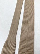 Charger l'image dans la galerie, Cravate beige maille vintage en laine Made in Italy