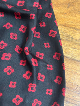 Load image into Gallery viewer, Cravate ascot vintage noire à motif géométrique Made in England