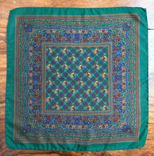 Cargar imagen en el visor de la galería, Pochette verte vintage en soie à motif floral équestre Made in Italy