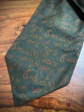 Charger l'image dans la galerie, Old England Paris X Michael Drake cravate ascot vintage à motif paisley Made in England