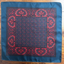 Charger l'image dans la galerie, Duo de pochettes paisley vintage en soie Made in England