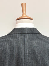 Načíst obrázek do prohlížeče Galerie, Třídílný vintage pruhovaný oblek Sportex by Dormeuil z čisté vlny, velikost M/48