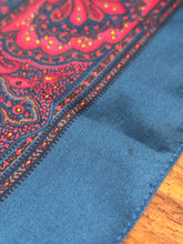 Charger l'image dans la galerie, Duo de pochettes paisley vintage en soie Made in England