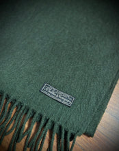 Charger l'image dans la galerie, Sulka écharpe verte en cachemire Made in Scotland