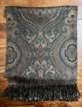 Load image into Gallery viewer, Foulard classique en soie à motif floral Made in England