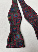 Charger l'image dans la galerie, Noeud papillon rouge vintage à motif géométrique en soie