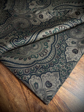 Load image into Gallery viewer, Foulard classique en soie à motif floral Made in England