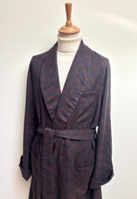 Charger l'image dans la galerie, Sambrook Witting robe de chambre paisley à col châle en pure laine Made in England