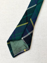 Cargar imagen en el visor de la galería, The Scotch House cravate tartan en laine vierge Made in Scotland
