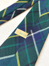 Cargar imagen en el visor de la galería, The Scotch House cravate tartan en laine vierge Made in Scotland
