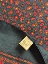 Charger l'image dans la galerie, Duo de pochettes paisley vintage en soie Made in England