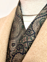 Load image into Gallery viewer, Foulard classique en soie à motif floral Made in England