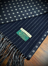 Charger l'image dans la galerie, Michael J.Drake foulard marine double face en laine d'agneau et soie Made in England