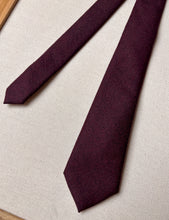 Charger l'image dans la galerie, TM Lewin by John Francomb cravate bordeaux lie de vin en laine Vitale Barberis Canonico