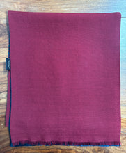 Charger l'image dans la galerie, Foulard vintage double face en laine et soie Made in Italy