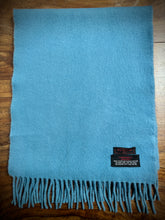 Charger l'image dans la galerie, Old England Paris écharpe bleue en laine d'agneau et angora Made in Scotland