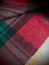 Charger l'image dans la galerie, Breuer écharpe tartan à carreaux en laine d'agneau et angora Made in Scotland