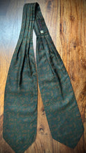Charger l'image dans la galerie, Old England Paris X Michael Drake cravate ascot vintage à motif paisley Made in England