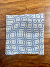 Charger l'image dans la galerie, Pochette bleue à motif géométrique en coton Made in Italy