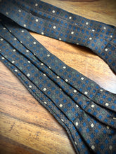 Load image into Gallery viewer, Cravate ascot vintage marron à motif géométrique Made in Italy