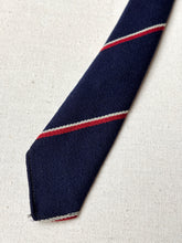 Charger l'image dans la galerie, Austin Reed cravate marine club en laine Made in England