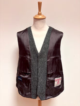 Afbeelding in Gallery-weergave laden, Harris Tweed X Tom Rusborg gilet gris à chevrons en pure laine 56