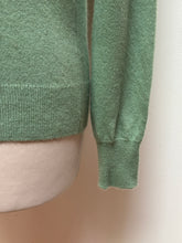 Charger l'image dans la galerie, The Scotch House pull vert amande col rond 100% cachemire Made in Scotland