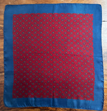 Charger l'image dans la galerie, Duo de pochettes paisley vintage en soie Made in England