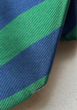 Lade das Bild in den Galerie-Viewer, Duo de cravates club vintage en soie Jacques Fath / Savile Row