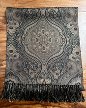 Load image into Gallery viewer, Foulard classique en soie à motif floral Made in England