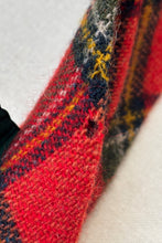 Charger l'image dans la galerie, John Hanly cravate tartan rouge en pure laine vierge