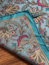 Afbeelding in Gallery-weergave laden, Pochette vintage en soie à motif floral Made in Italy