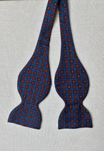Charger l'image dans la galerie, Noeud papillon vintage bleu en soie Made in Italy