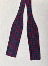 Charger l'image dans la galerie, Noeud papillon vintage bleu marine en soie Made in Italy