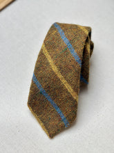 Charger l'image dans la galerie, The Scotch House cravate club moutarde en laine Shetland Made in Scotland