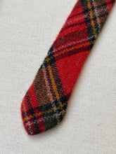 Charger l'image dans la galerie, John Hanly cravate tartan rouge en pure laine vierge