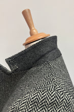 Charger l'image dans la galerie, Aquascutum pardessus vintage croisé femme en laine à chevrons Made in England 34/36