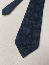 Charger l'image dans la galerie, Cravate paisley marine en grenadine de soie Made in France
