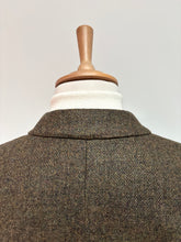 Charger l'image dans la galerie, British House X Robert Noble blazer à chevrons en laine vierge 50
