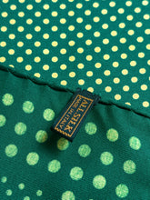 Charger l'image dans la galerie, Pochette de costume à pois en soie Made in Italy