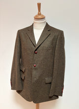 Charger l'image dans la galerie, British House X Robert Noble blazer à chevrons en laine vierge 50