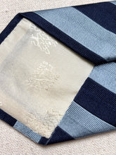 Lade das Bild in den Galerie-Viewer, Duo de cravates club vintage en soie Jacques Fath / Savile Row