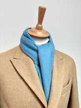Charger l'image dans la galerie, Old England Paris écharpe bleue en laine d'agneau et angora Made in Scotland