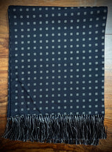 Charger l'image dans la galerie, Michael J.Drake foulard marine double face en laine d'agneau et soie Made in England