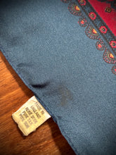 Charger l'image dans la galerie, Pochette marine vintage en soie à motif paisley Made in England