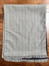 Cargar imagen en el visor de la galería, Walker Slater foulard à pois double face en laine et soie Made in England