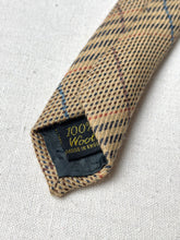 Lade das Bild in den Galerie-Viewer, Cravats of London cravate beige à carreaux en laine Made in England