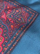 Charger l'image dans la galerie, Duo de pochettes paisley vintage en soie Made in England