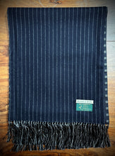 Charger l'image dans la galerie, Michael J.Drake foulard marine double face en laine d'agneau et soie Made in England