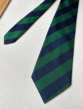 Lade das Bild in den Galerie-Viewer, Duo de cravates club vintage en soie Jacques Fath / Savile Row